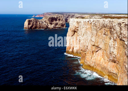 Vista dal faro di Cabo Sao Vicente Algarve Portogallo lungo la costa occidentale. Foto Stock