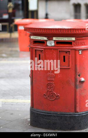 In vecchio stile rosso Casella postale a Londra Inghilterra Foto Stock