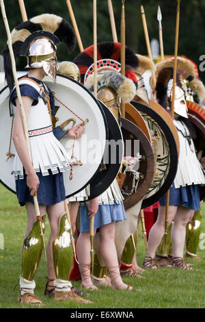 Il Greco antico soldati preparando per la battaglia Foto Stock