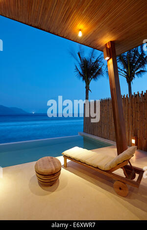 Bungalow fronte mare con piscina in spiaggia, Dat Doc Beach, Con Dao Island, Con Dao National Park, Ba Ria-Vung Tau Provincia, Vietnam Foto Stock