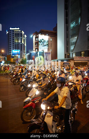 Scooterists di notte, Ho-Chi-Minh City, Vietnam Foto Stock