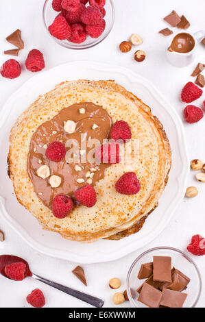 Pancake con cioccolato e lamponi Foto Stock