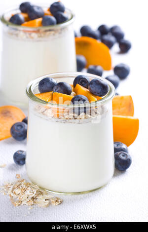 Sana colazione fatta di alcuni yogurt con muesli e frutta fresca Foto Stock