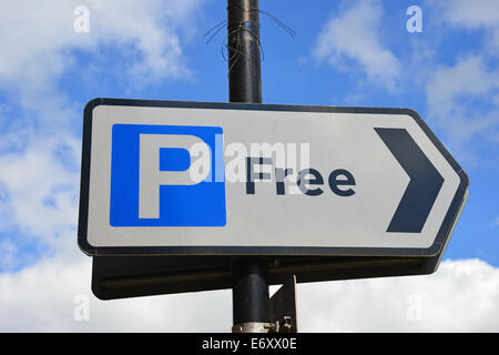 Parcheggio gratuito segno su High Street, Sunninghill, Berkshire, Inghilterra, Regno Unito Foto Stock