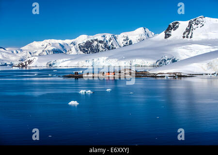 González Videla Base cilena, sul continente antartico il vaporetto del punto in Paradise Bay. Si tratta di un 'inattivo' base. Occasi Foto Stock