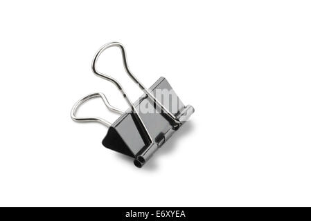 Una graffa nera per allegare documenti insieme, isolati su sfondo bianco Foto Stock