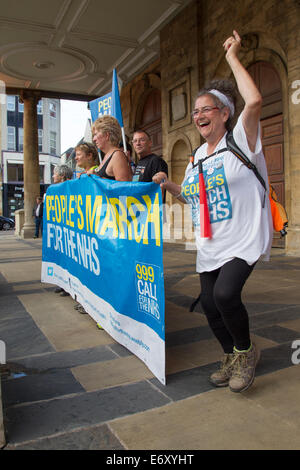 Northampton, Regno Unito. Il 1° settembre 2014. NHS marcia di protesta da parte del gruppo di 11 mamme da Darlington raggiungere il centro di Northampton, essi sono marching 300 miglia, attraverso il paese tenendo lo stesso percorso come Jarrow marzo di 78 anni fa da Jarrow a Londra. Esso è quello di aumentare la consapevolezza della privatizzazione del NHS e -highlight i danni che saranno causati dall'assistenza sanitaria e sociale atto. Il mese di marzo si concluderà nella capitale (Londra) il 6 settembre. Credito: Keith J Smith./Alamy Live News Foto Stock