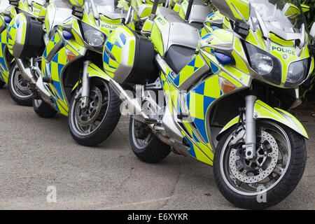 Pattuglia di polizia motocicli con Battenburg marcature riflettente Foto Stock