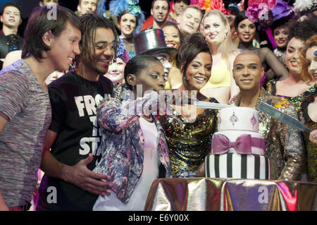 Culcha Candela incontro ensemble di 'Scome me' a Friedrichstadtpalast dotate: Culcha Candela,Chino,Johnny strano,Nikeata Thompson,Ambra Schoop Dove: Berlino, Germania Quando: 27 Feb 2014 Foto Stock