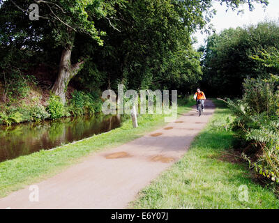 Il Monmouthshire & Brecon Canal (Mon & Brec) vicino a Brecon con ciclista sulla Taff Trail & Usk Valley a piedi il sentiero Foto Stock