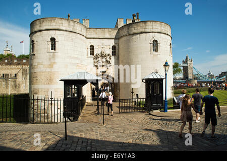 Ingresso alla Torre di Londra si trova sulla sponda nord del fiume Tamigi nel centro di Londra. Foto Stock