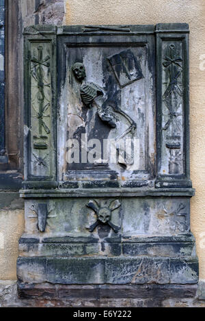 Il monumento murale commemorativo di James Borthwick, chirurgo e farmacista, morto nel 1676, Greyfriars Kirkyard, Edimburgo, Scozia, Regno Unito. Foto Stock