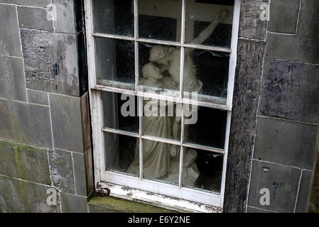 Calco in gesso del Cristo di essere tolta la Croce visibile attraverso una finestra del seminterrato a Edimburgo, Scozia. Foto Stock