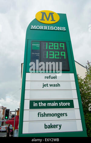 Morrisons stazione di benzina display board. Foto Stock