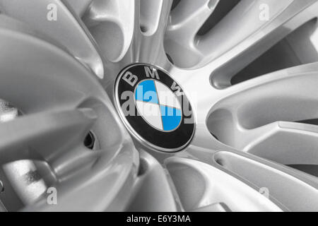 Monaco di Baviera, Germania - Agosto 9, 2014: BMW europea fabbricante automobilistico logotipo sulla lega leggera nuovo design ruota per il modello moderno Foto Stock