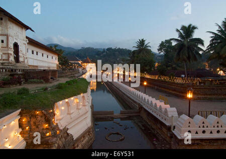 Il tempio del Dente Sri Dalada Maligawa con fata luce ghirlande pronto per il festival perahera, Kandy, Sri Lanka Foto Stock