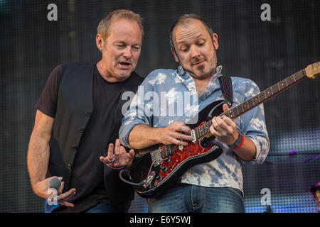 Equipaggio di taglio eseguono dal vivo a riavvolgere il nord - il 80's Festival - Capesthorne Hall, Cheshire Foto Stock