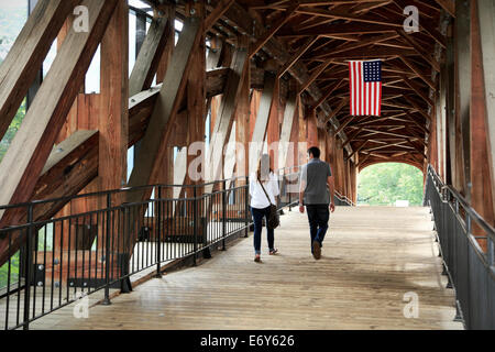 Vecchia Salem, North Carolina. Coppia giovane passeggiate sul ponte coperto. Foto Stock