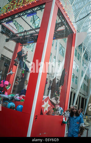 Luminato Festival artisti, scegliere una pila, Toronto Canada, a grandezza naturale in stile arcade macchina artiglio pieno di utili oggetti donati. Foto Stock