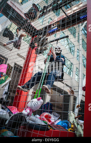 Luminato Festival artisti, scegliere una pila, Toronto Canada, a grandezza naturale in stile arcade macchina artiglio pieno di utili oggetti donati. Foto Stock