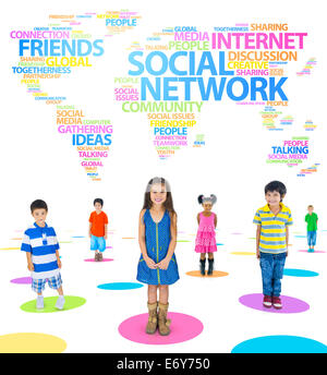 I bambini e il Social Networking themed le parole che compongono il mondo al di sopra Foto Stock