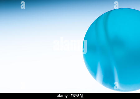 Immagine ravvicinata di un blu e marmo bianco su bianco e sfondo blu Foto Stock