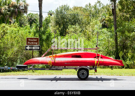 Due red kayak sul rimorchio parcheggiato a rampa barca facility in Big Cypress Wildlife Management Area in Florida, Stati Uniti d'America. Foto Stock