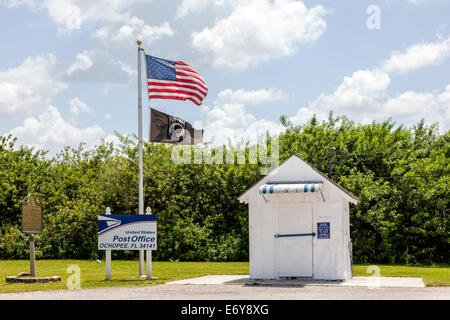 Piccola unità indipendente edificio USPS in Ochopee, Florida è conosciuto come il più piccolo ufficio postale negli Stati Uniti, FL 33141, STATI UNITI D'AMERICA. Foto Stock