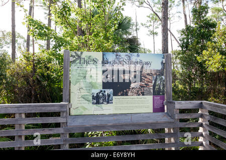 Segnaletica informativa lungo il lungomare che conduce al cavatappi palude del Santuario di Blair Audubon Center. Foto Stock