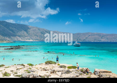 ELAFONISSI, Creta, Grecia - Luglio 24, 2014: turisti presso la famosa rosa alla spiaggia di sabbia di Elafonissi Elafonissi ( ) In Creta, Grecia Foto Stock