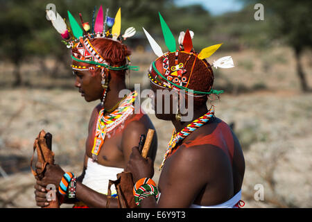 Un Samburu matrimonio. Lo sposo e il suo uomo migliore durante la cerimonia. Foto Stock