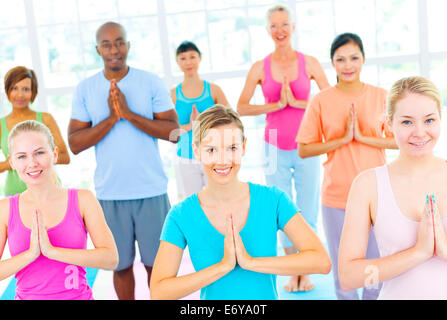 Gruppo di Felice Multi-Ethnic persone in una classe di Yoga Foto Stock