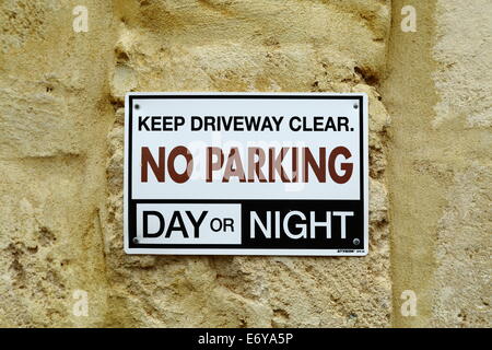 Un parcheggio non firmare adorna di un muro di pietra calcarea in un vicolo residenziale a Fremantle, Australia occidentale, Australia. Foto Stock