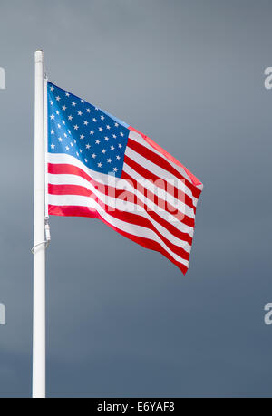 Bandiera americana sul buio cielo tempestoso Foto Stock