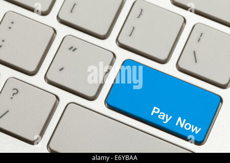 Close Up di blu Paga ora il tasto pulsante sulla tastiera. Foto Stock