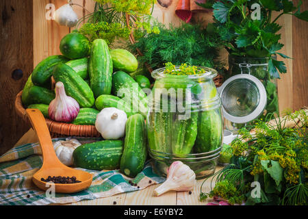 Barattolo di sottaceti e altri ingredienti per il decapaggio Foto Stock