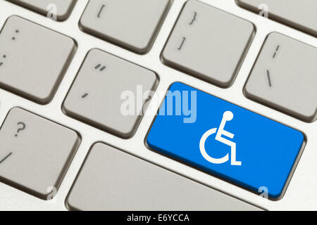 Close Up di Handicap blu pulsante a chiave su una tastiera. Foto Stock