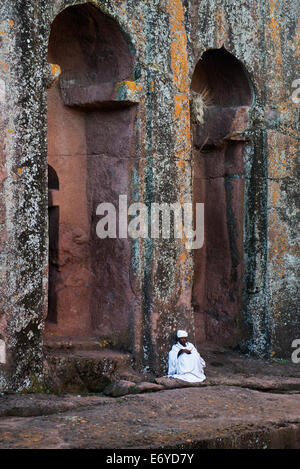 Presto le preghiere del mattino da uno di Lalibela rock chiese scolpite. Foto Stock