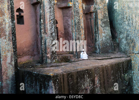 Presto le preghiere del mattino da uno di Lalibela rock chiese scolpite. Foto Stock