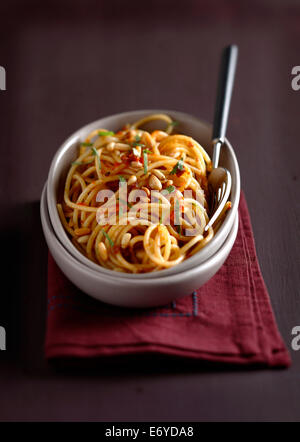 Spaghetti pesto di pomodoro e pinoli Foto Stock