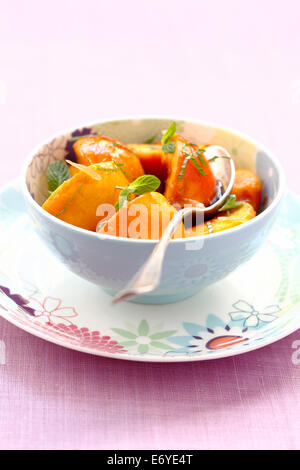 Le pesche con la menta tritata cotta in carta oleata Foto Stock