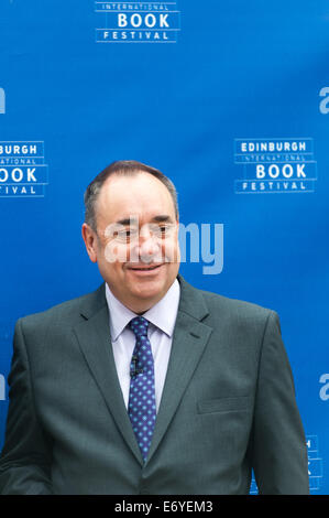 Scozia ex primo ministro, Alex Salmond, frequentando la Edinburgh International Book Festival. Foto Stock