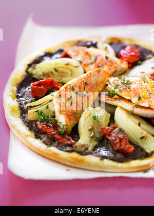 Triglia di scoglio,pomodoro essiccato,il finocchio e tapenade pizza Foto Stock