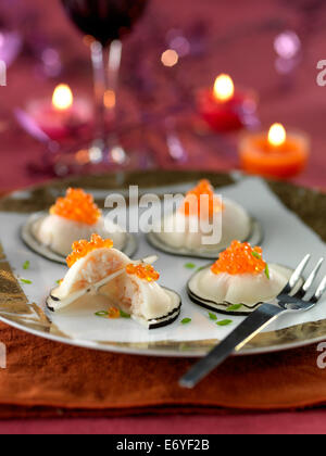 Rafano nero raviolis farcite con vasi di gamberetti Foto Stock