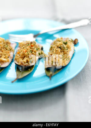 Sardine ripiene con pinoli,briciole di pane e uvetta,foglie di alloro e salsa di arancio Foto Stock