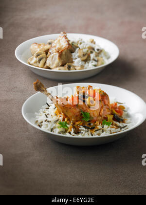 Coniglio con verde e olive nere, saltata di vitello in salsa cremosa con funghi Foto Stock