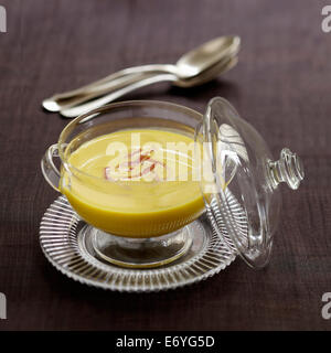 Crema di dividere la zuppa di piselli con pancetta Foto Stock