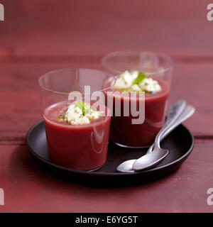 Crema fredda di barbabietole minestra con formaggio feta Foto Stock