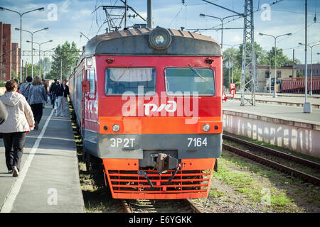 ST. PETERSBURG, Russia - Agosto 23, 2013: moderno rosso suburban elettrico treno ferma nella stazione Foto Stock