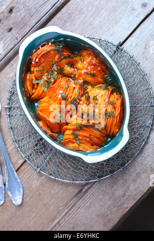 Arrosto di patate dolci con erbe aromatiche Foto Stock